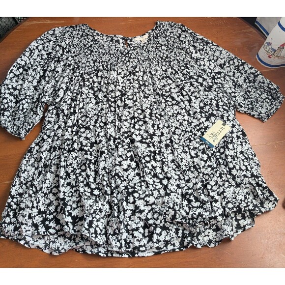 Terra & Sky Top Women’s 3X. 24-26 Plus Black White Floral Short Sleeves,Smocking - Picture 4 of 7
